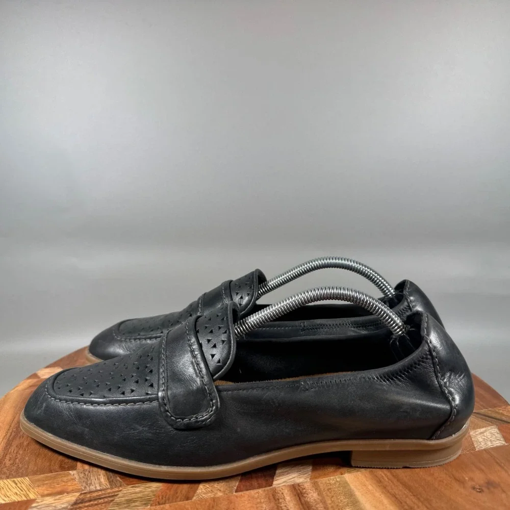 Clarks Collection Womens Black Leather Perforated Loafers Comfort Shoes Size 8.5